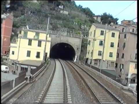 Viaggio da Torino a Savona: orari e fermate del treno che ti porterà al mare!